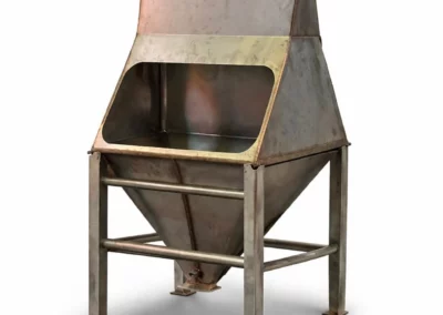 Fabrication d&rsquo;une trémie en acier inoxydable: le savoir-faire de METALIA INDUSTRIE SERENT