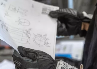 Soudeur qui lit un plan