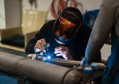 Homme soudant au TIG